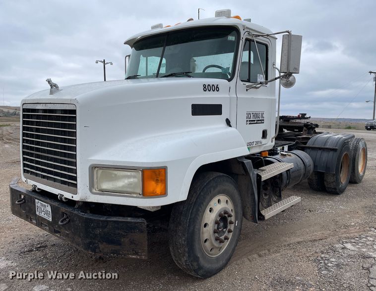image for item DN4590 2002 Mack CH613  semi truck