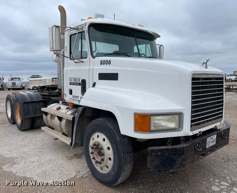 image for item DN4590 2002 Mack CH613  semi truck