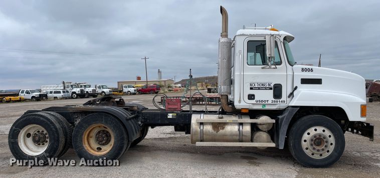 image for item DN4590 2002 Mack CH613  semi truck