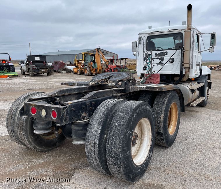 image for item DN4590 2002 Mack CH613  semi truck