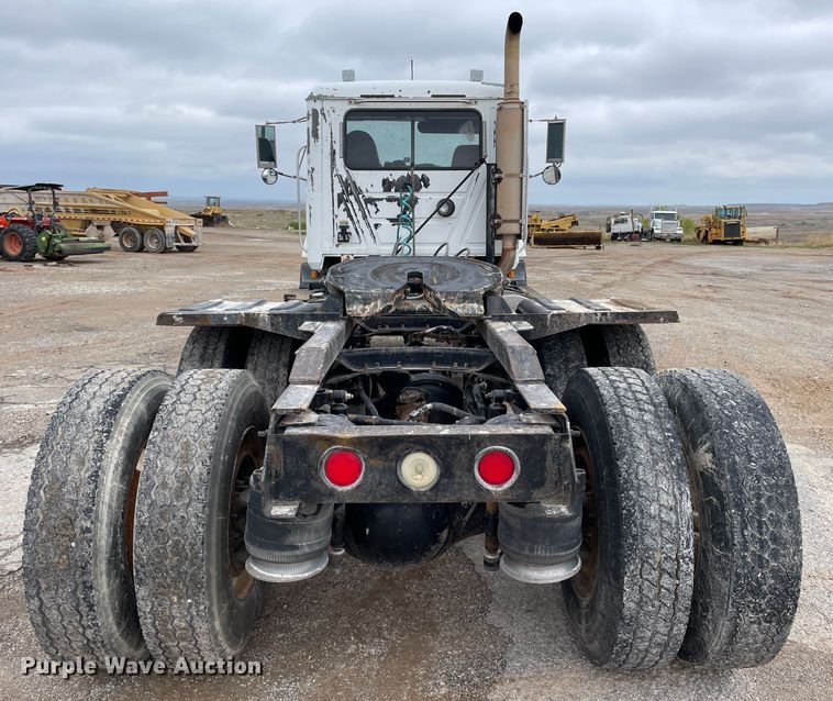 image for item DN4590 2002 Mack CH613  semi truck