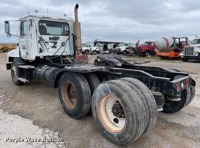 image for item DN4590 2002 Mack CH613  semi truck