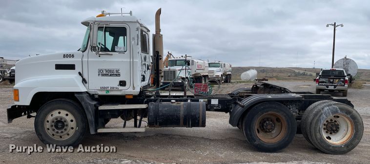 image for item DN4590 2002 Mack CH613  semi truck
