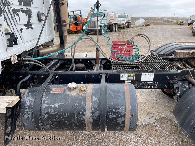 image for item DN4590 2002 Mack CH613  semi truck