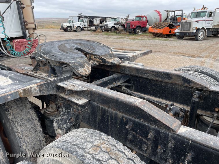 image for item DN4590 2002 Mack CH613  semi truck