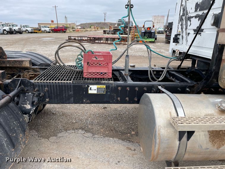 image for item DN4590 2002 Mack CH613  semi truck