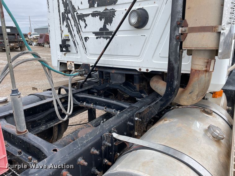 image for item DN4590 2002 Mack CH613  semi truck