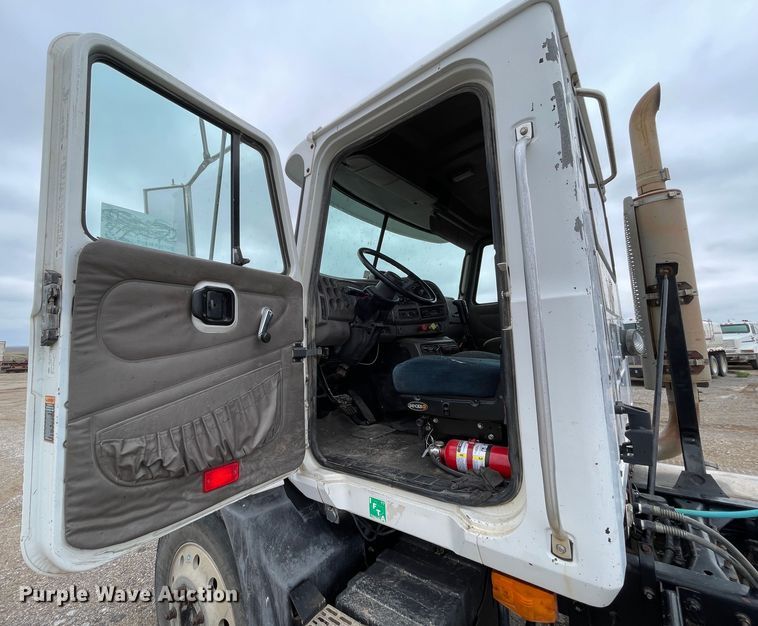 image for item DN4590 2002 Mack CH613  semi truck