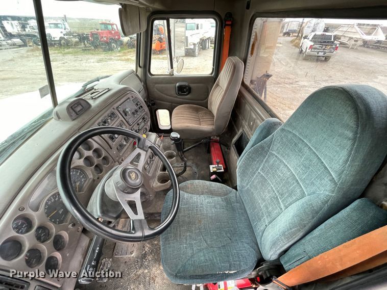 image for item DN4590 2002 Mack CH613  semi truck