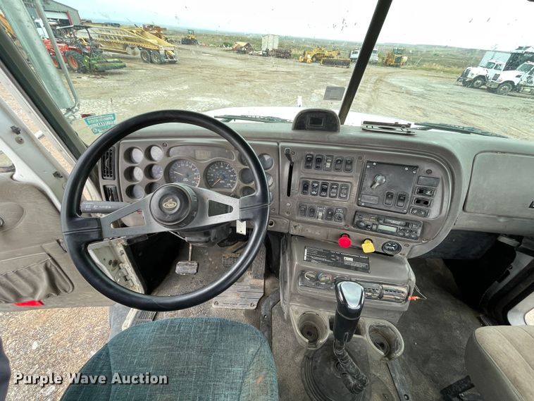 image for item DN4590 2002 Mack CH613  semi truck