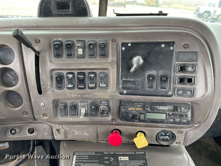 image for item DN4590 2002 Mack CH613  semi truck