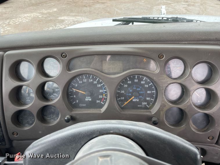 image for item DN4590 2002 Mack CH613  semi truck