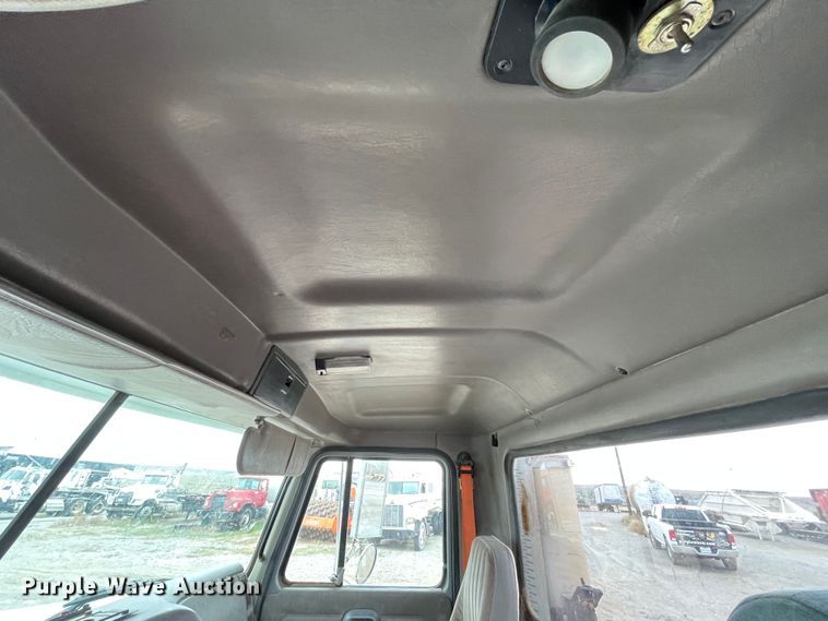 image for item DN4590 2002 Mack CH613  semi truck