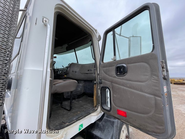 image for item DN4590 2002 Mack CH613  semi truck