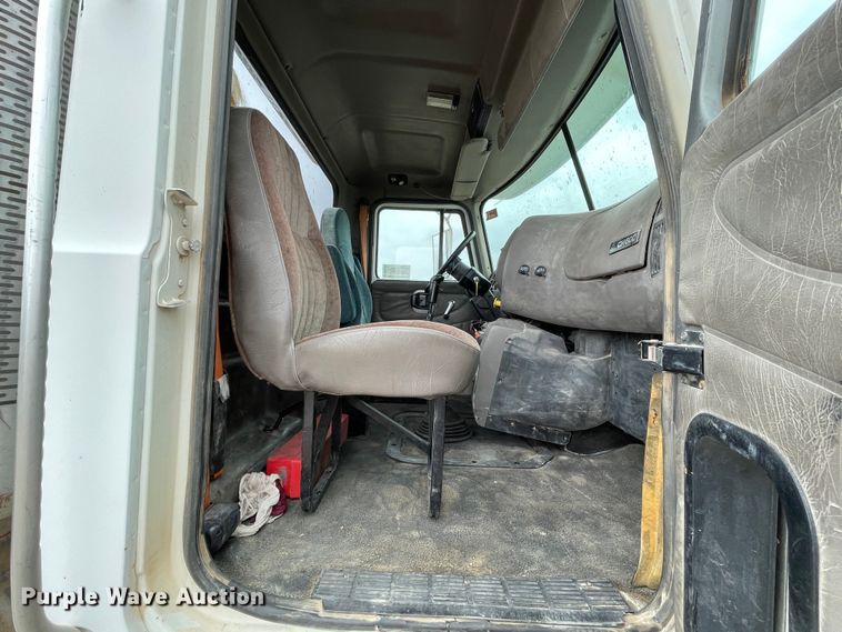 image for item DN4590 2002 Mack CH613  semi truck