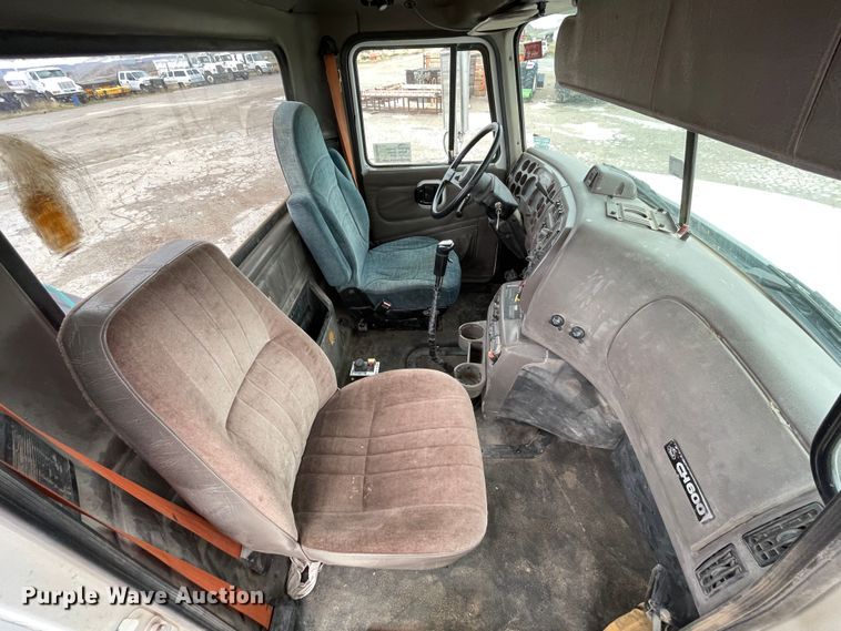 image for item DN4590 2002 Mack CH613  semi truck