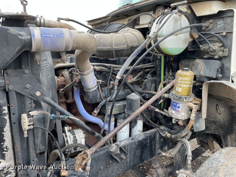 image for item DN4590 2002 Mack CH613  semi truck