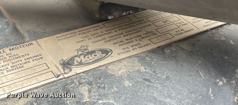 image for item DN4590 2002 Mack CH613  semi truck