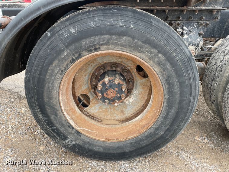 image for item DN4590 2002 Mack CH613  semi truck