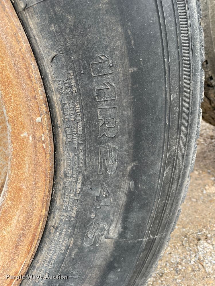 image for item DN4590 2002 Mack CH613  semi truck