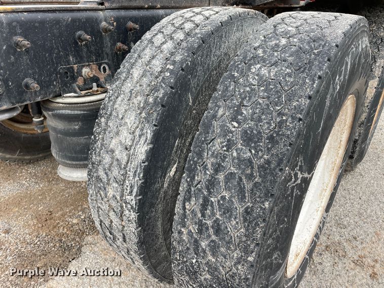 image for item DN4590 2002 Mack CH613  semi truck