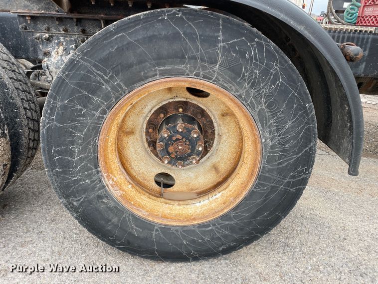 image for item DN4590 2002 Mack CH613  semi truck