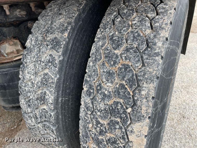 image for item DN4590 2002 Mack CH613  semi truck