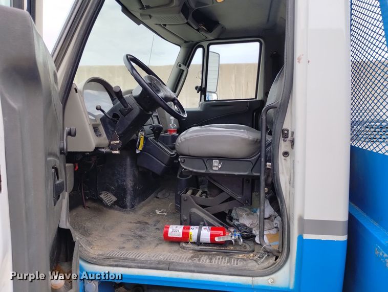 image for item DN6415 2012 International DuraStar 4300  flatbed truck