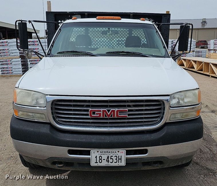 image for item DO4309 2002 GMC Sierra 3500  flatbed pickup truck