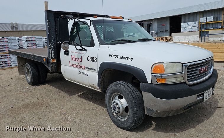 image for item DO4309 2002 GMC Sierra 3500  flatbed pickup truck