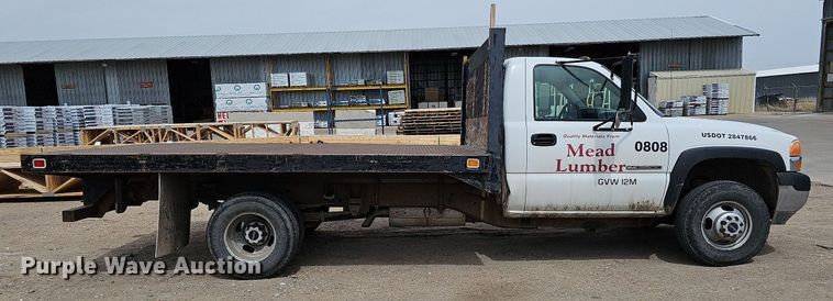 image for item DO4309 2002 GMC Sierra 3500  flatbed pickup truck