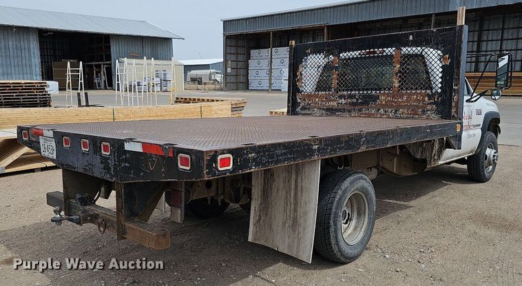 image for item DO4309 2002 GMC Sierra 3500  flatbed pickup truck