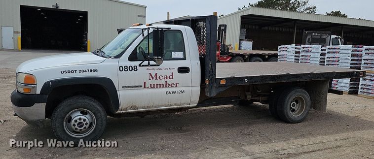 image for item DO4309 2002 GMC Sierra 3500  flatbed pickup truck