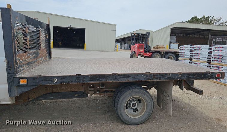 image for item DO4309 2002 GMC Sierra 3500  flatbed pickup truck