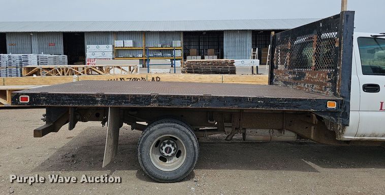 image for item DO4309 2002 GMC Sierra 3500  flatbed pickup truck