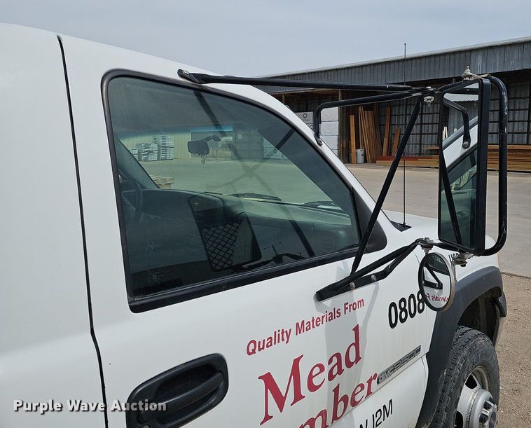 image for item DO4309 2002 GMC Sierra 3500  flatbed pickup truck