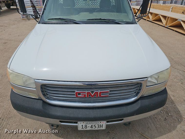 image for item DO4309 2002 GMC Sierra 3500  flatbed pickup truck