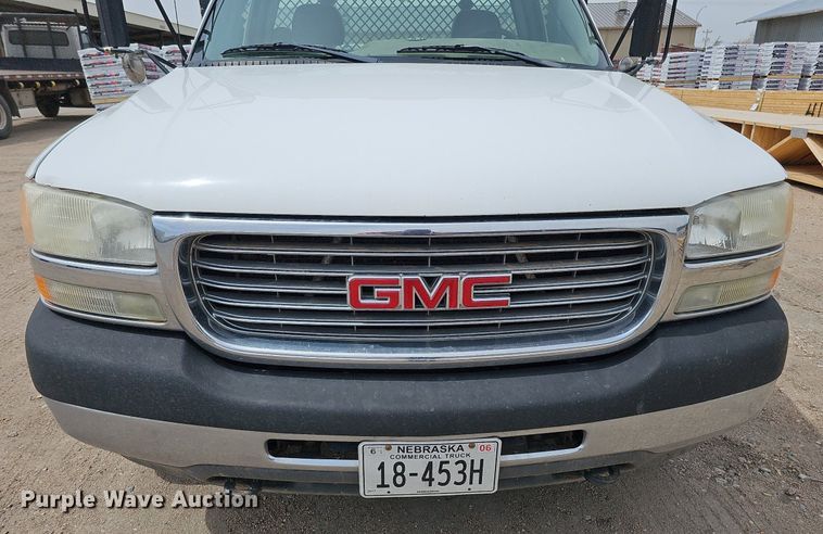image for item DO4309 2002 GMC Sierra 3500  flatbed pickup truck