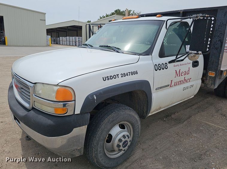 image for item DO4309 2002 GMC Sierra 3500  flatbed pickup truck