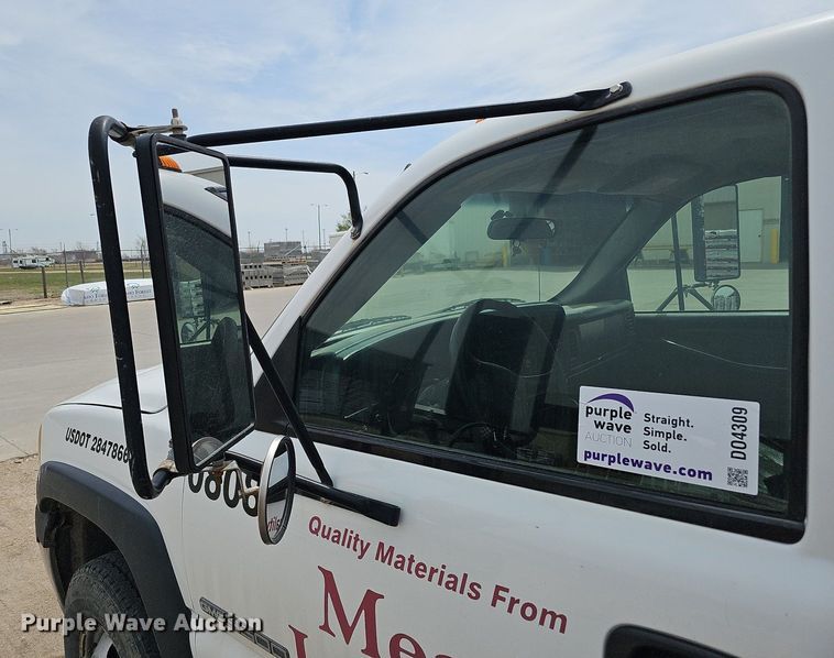 image for item DO4309 2002 GMC Sierra 3500  flatbed pickup truck