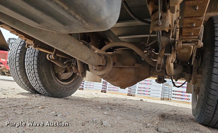 image for item DO4309 2002 GMC Sierra 3500  flatbed pickup truck