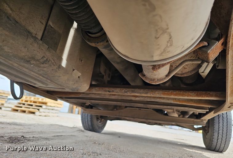 image for item DO4309 2002 GMC Sierra 3500  flatbed pickup truck