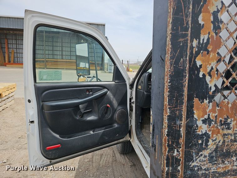 image for item DO4309 2002 GMC Sierra 3500  flatbed pickup truck