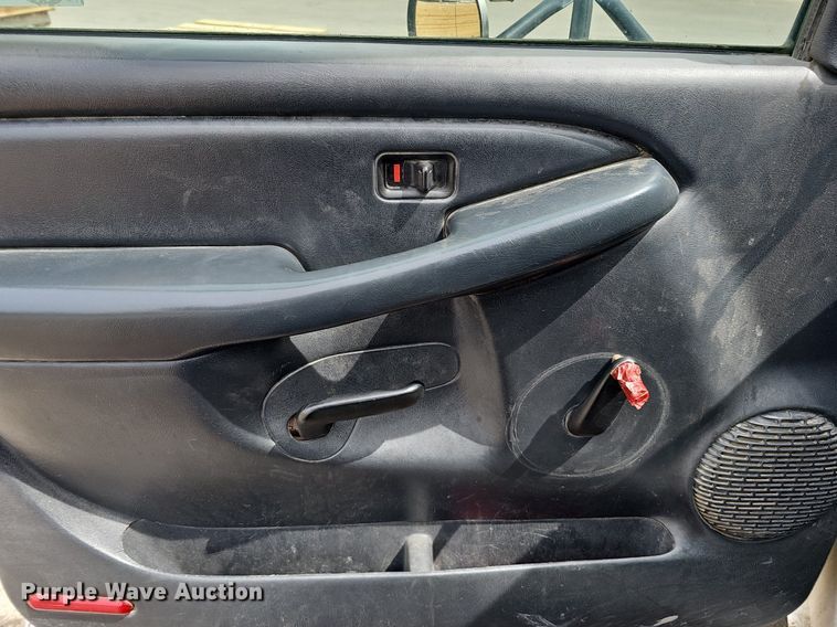 image for item DO4309 2002 GMC Sierra 3500  flatbed pickup truck