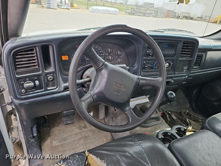 image for item DO4309 2002 GMC Sierra 3500  flatbed pickup truck