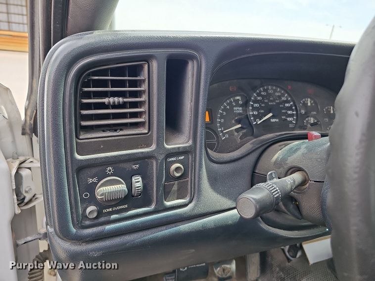 image for item DO4309 2002 GMC Sierra 3500  flatbed pickup truck