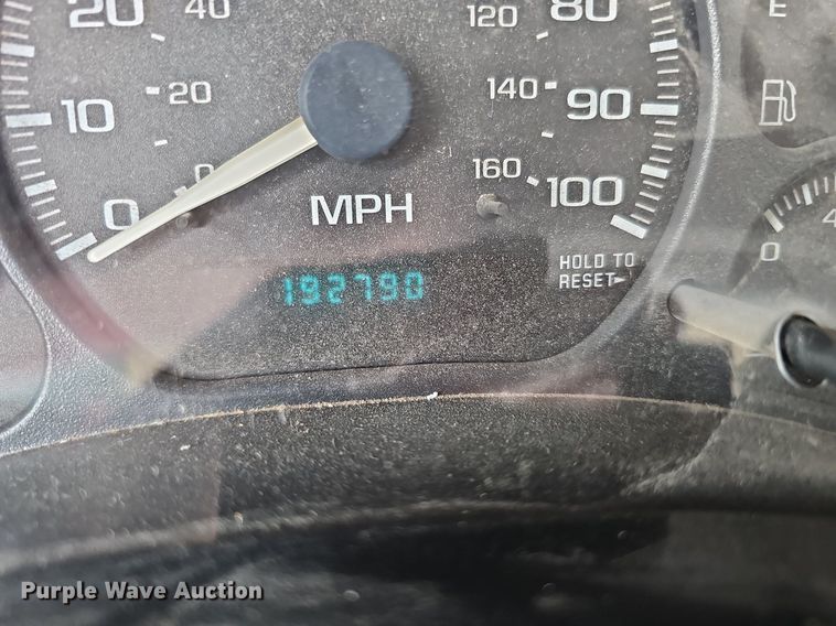 image for item DO4309 2002 GMC Sierra 3500  flatbed pickup truck