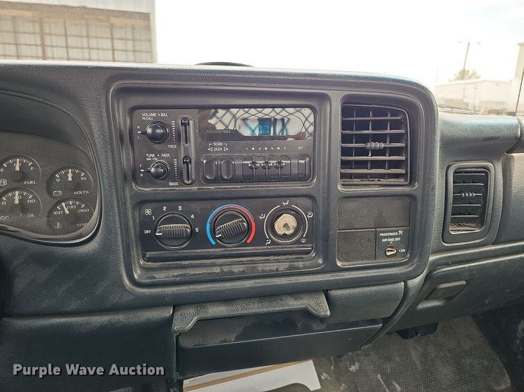 image for item DO4309 2002 GMC Sierra 3500  flatbed pickup truck