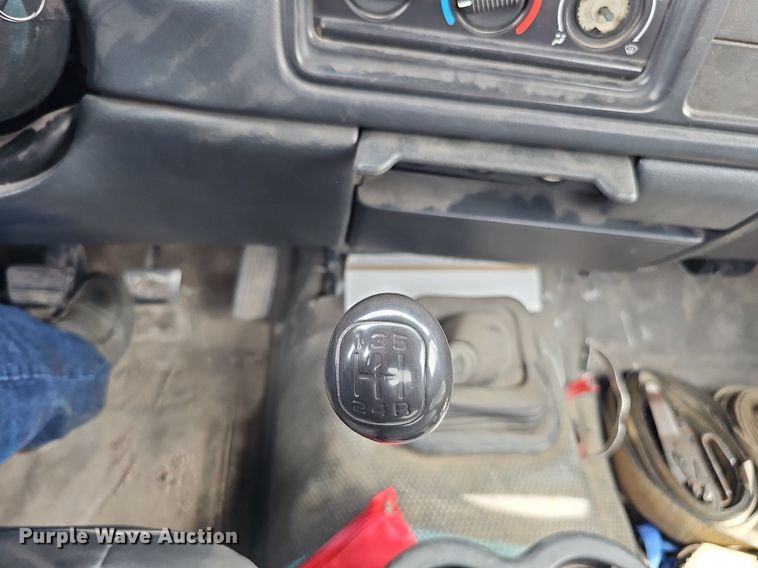 image for item DO4309 2002 GMC Sierra 3500  flatbed pickup truck