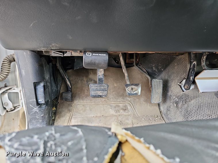 image for item DO4309 2002 GMC Sierra 3500  flatbed pickup truck